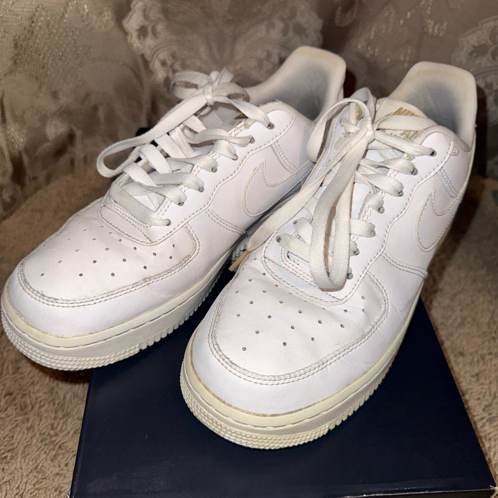 Nike White Low-Top Sneakers Size 8